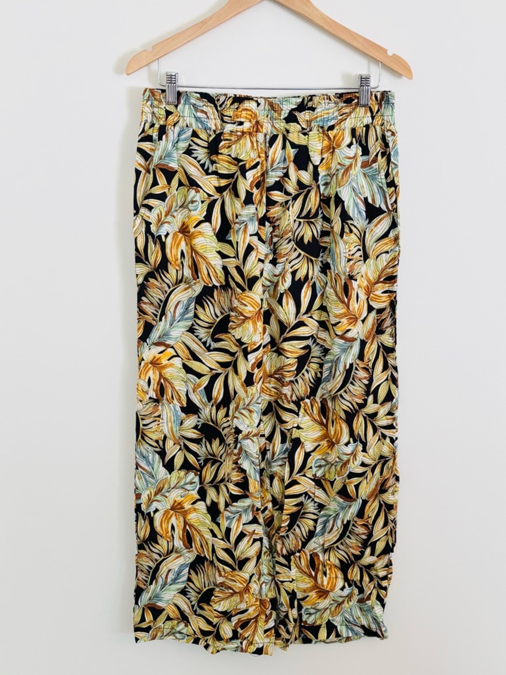 Panama Jack Wide-Leg Pants in Black Tropical Print